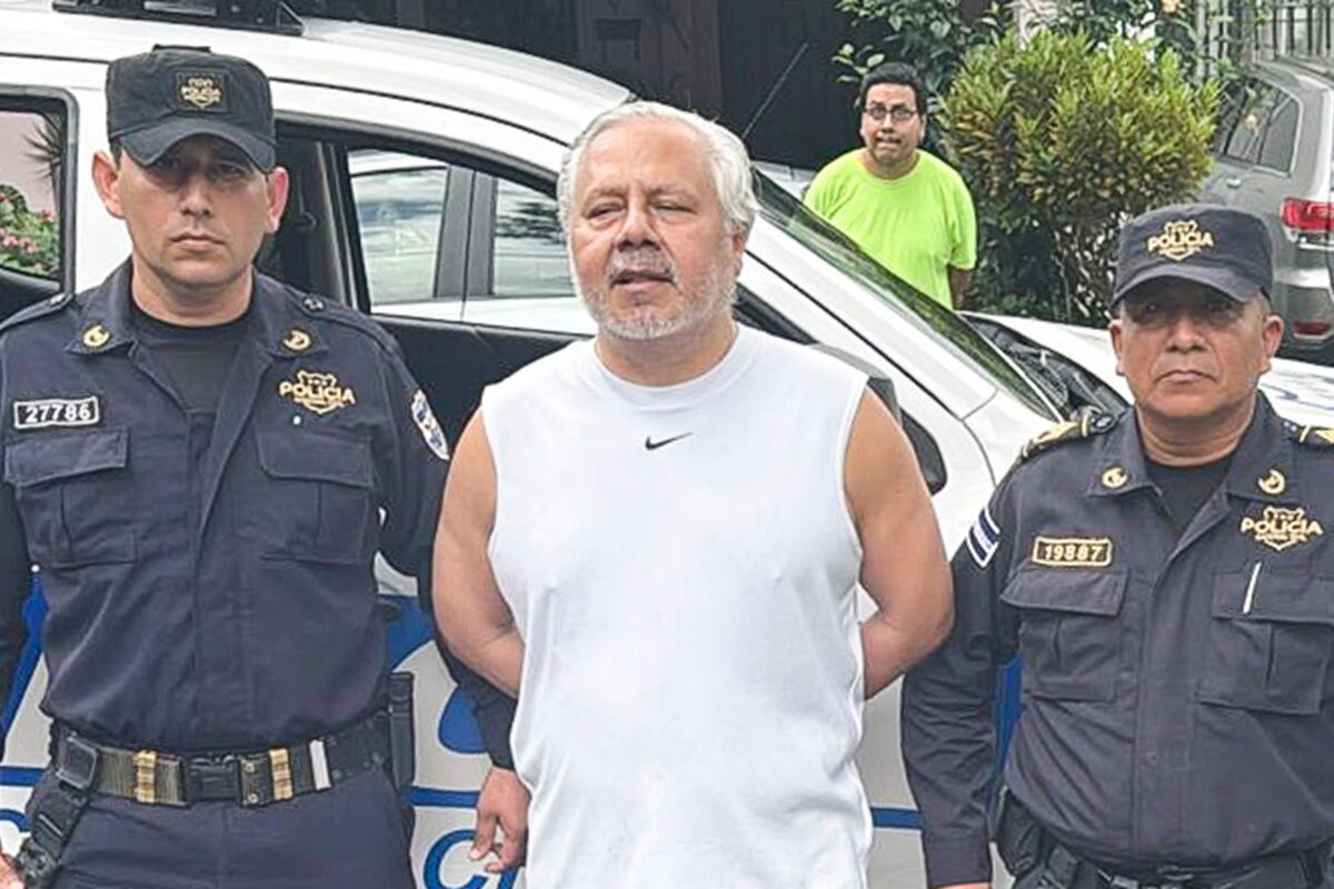 El abogado constitucionalista y crítico del Gobierno de Nayib Bukele, Enrique Anaya Barraza, detenido en San Salvador, El Salvador, el 7 de junio de 2025. (Foto de la Fiscalía General de la República / EFE)