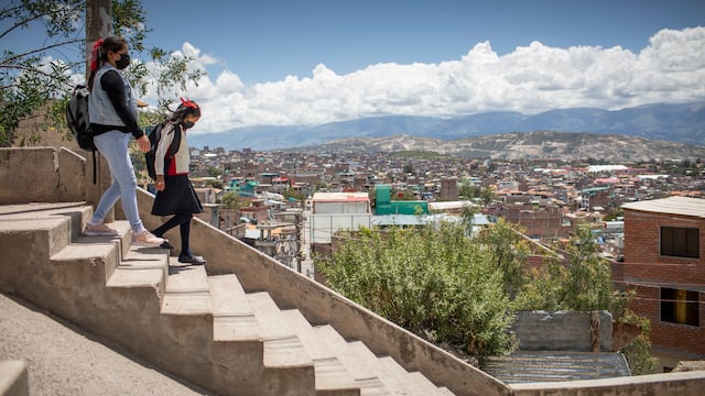 El reto escolar en Ayacucho: los esfuerzos para que niñas y niños no dejen el colegio y cómo ayudar
