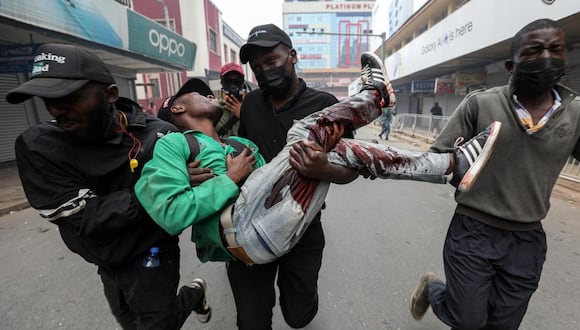 Manifestantes cargan a un hombre herido durante una manifestación antigubernamental en Nairobi, Kenia, el 2 de julio de 2024. (Foto de EFE/EPA/DANIEL IRUNGU)