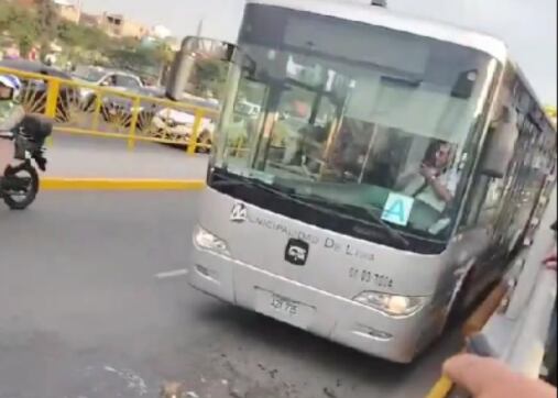 Metropolitano: joven fallece al intentar cruzar vía del Metropolitano en estación Caquetá. (Foto: Captura de video)