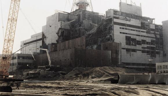 Foto fechada el 5 de agosto de 1986, que muestra las reparaciones que se llevan a cabo en la planta nuclear de Chernobyl en Rusia, tras una gran explosión el 26 de abril de 1996. (Foto de TASS / AFP)