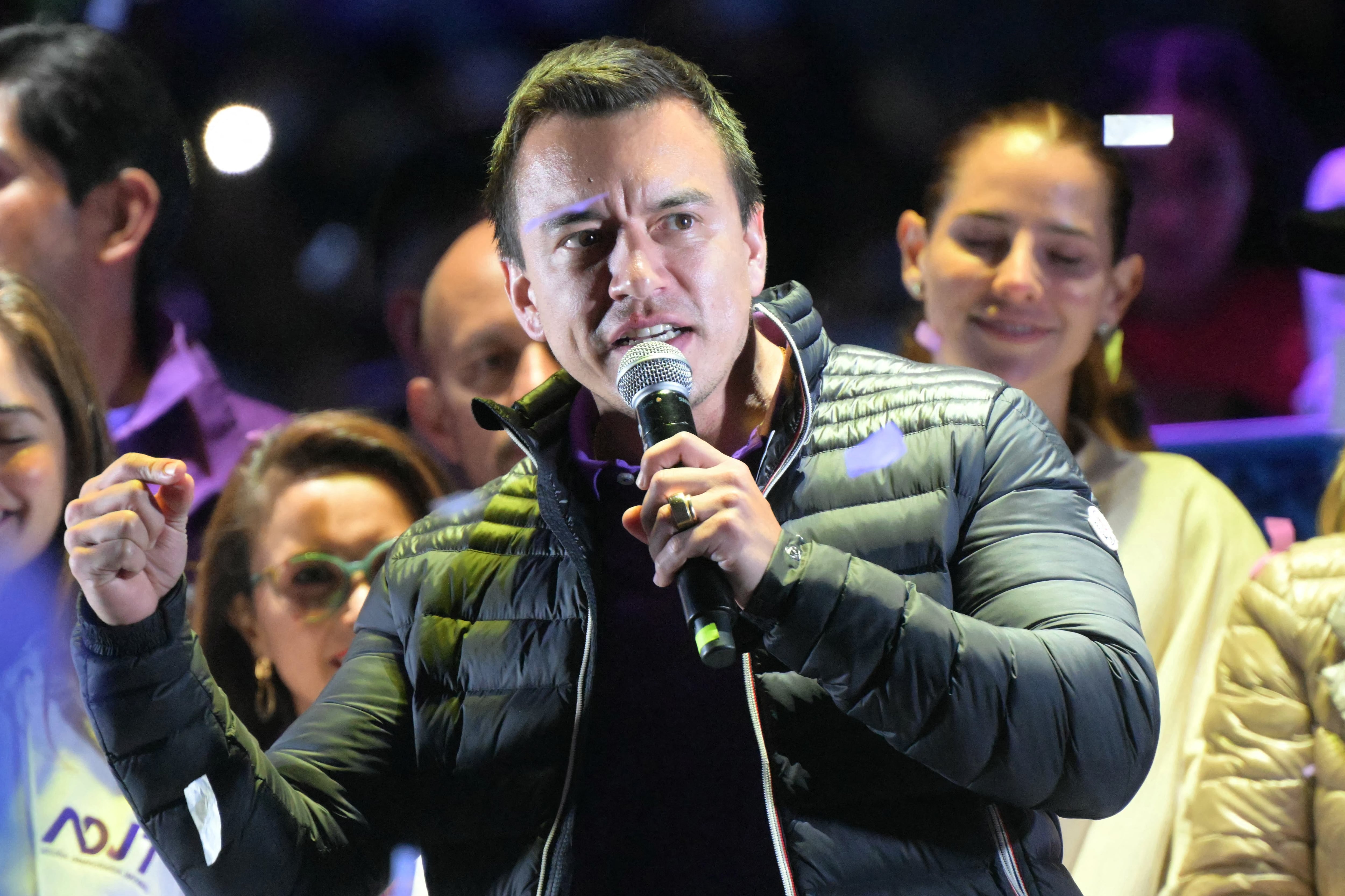 El presidente de Ecuador y candidato a la reelección Daniel Noboa durante su acto de cierre de campaña en la Plaza de Toros de Quito, el 6 de febrero de 2025. (Foto de Rodrigo BUENDÍA / AFP).