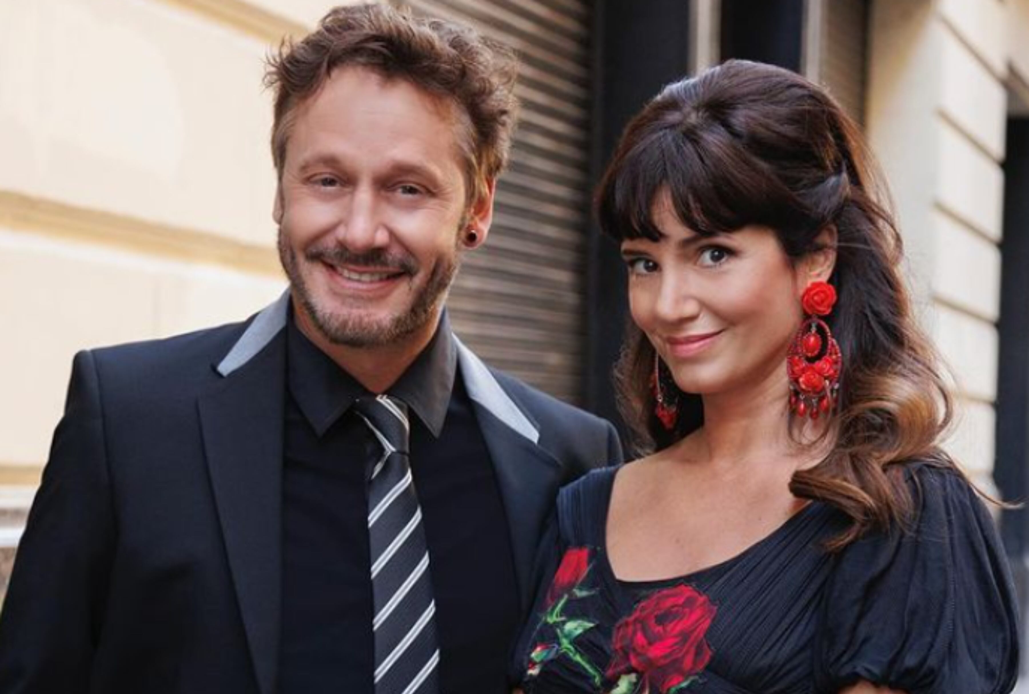 Griselda Siciliani junto a Benjamín Vicuña en una instantánea promocional de la serie "Envidiosa" (Foto: Kapow)
