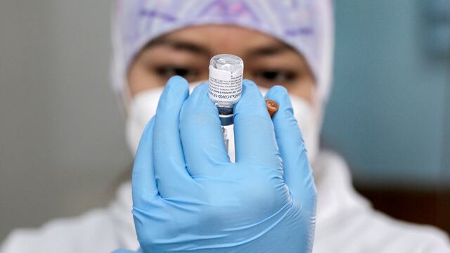 Ecuador, un país en vacunación lenta que volverá al  trabajo presencial: ¿Cuáles pueden ser las consecuencias?