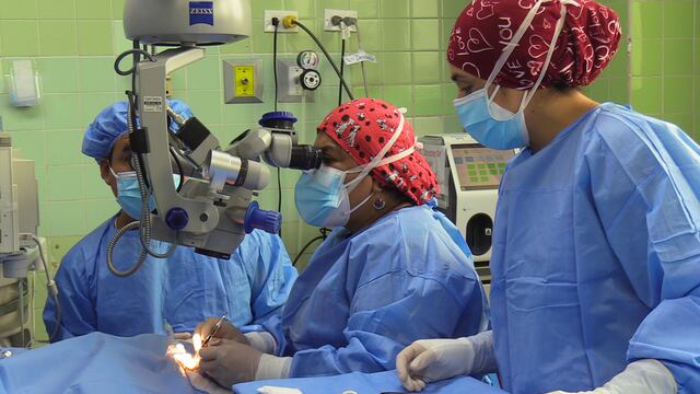 Médicos devuelven la visión a dos menores tras realizar por primera vez un trasplante de córneas en el INSN
