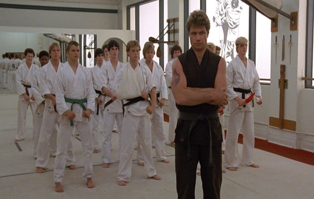 La última temporada de “Cobra Kai” reveló el origen de John Kreese y lo que inspiró la creación del dojo (Foto: Columbia Pictures)
