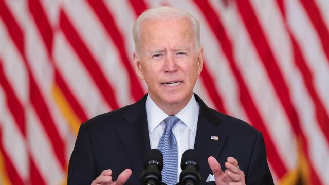 Biden dice que mantiene “firmemente” la retirada militar de Afganistán pese a la victoria de los talibanes