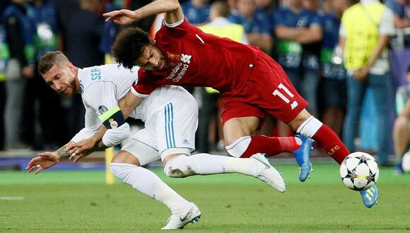 Mohamed Salah sufrió dura lesión en el hombro que le impidió jugar gran parte de la final de la Champions 2017/18 | Foto: REUTERS