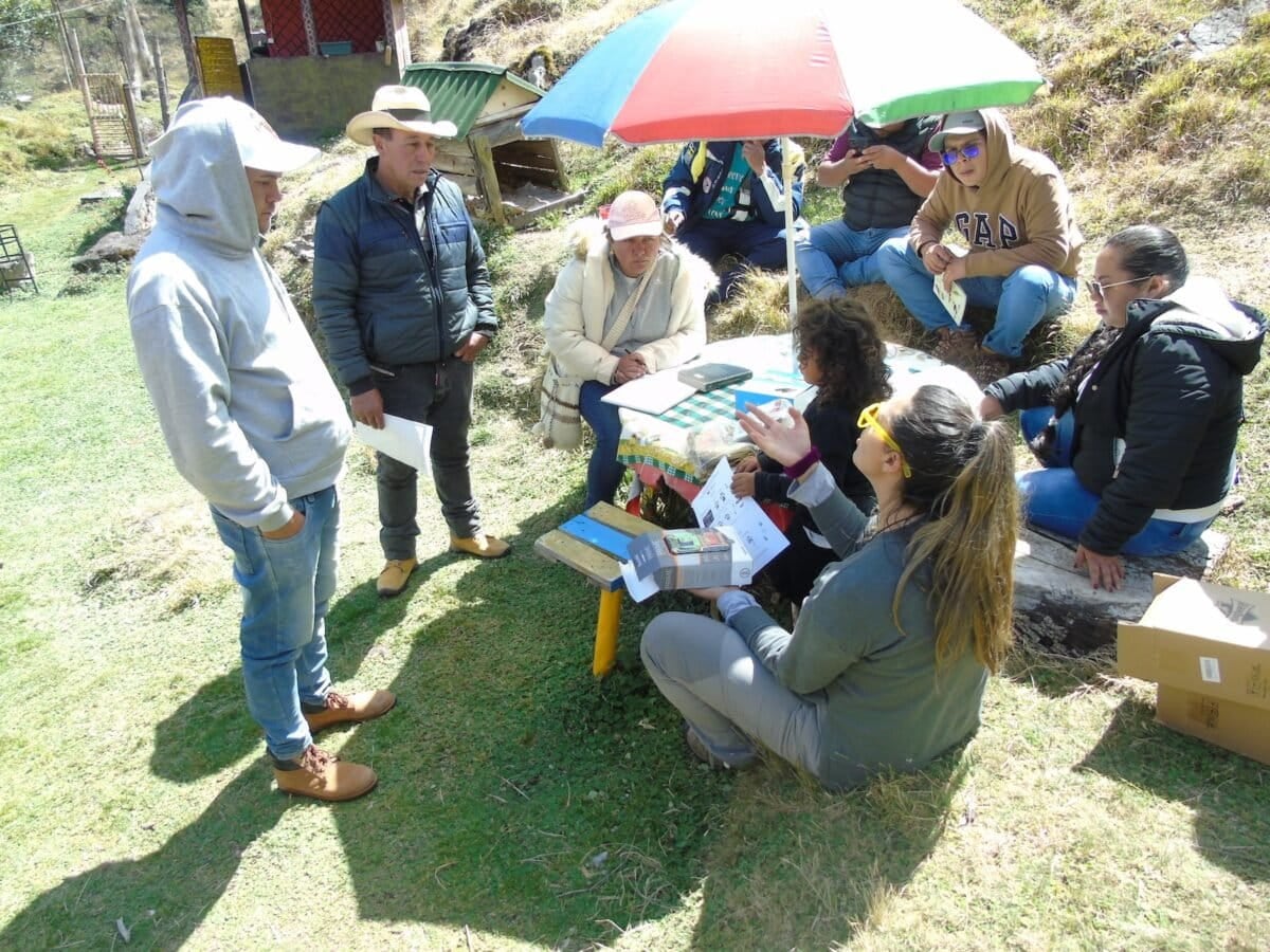 Capacitación sobre monitoreo participativo y gobernanza con la comunidad del páramo de Almorzadero, con el objetivo de conservar al cóndor andino en Colombia. Foto: cortesía Fausto Sáenz