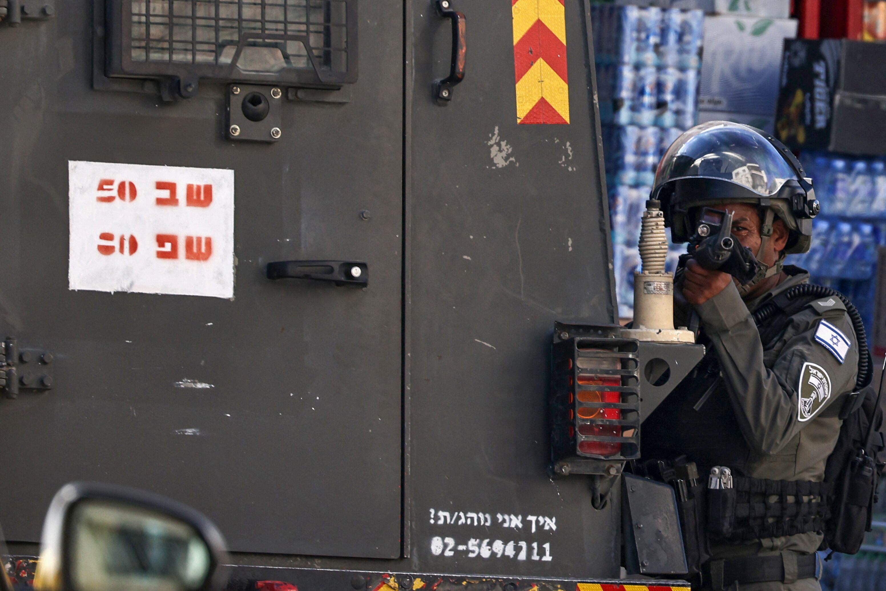 Un soldado israelí apunta durante una redada el 30 de septiembre de 2024. (Foto de Zain JAAFAR / AFP)