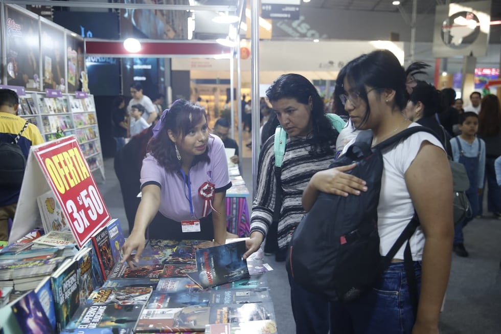 Los asistentes a la Feria del Libro de Lima pueden acceder a miles de ofertas en libros y en variados temas | Fotos: Cesar Campos/@photo.gec