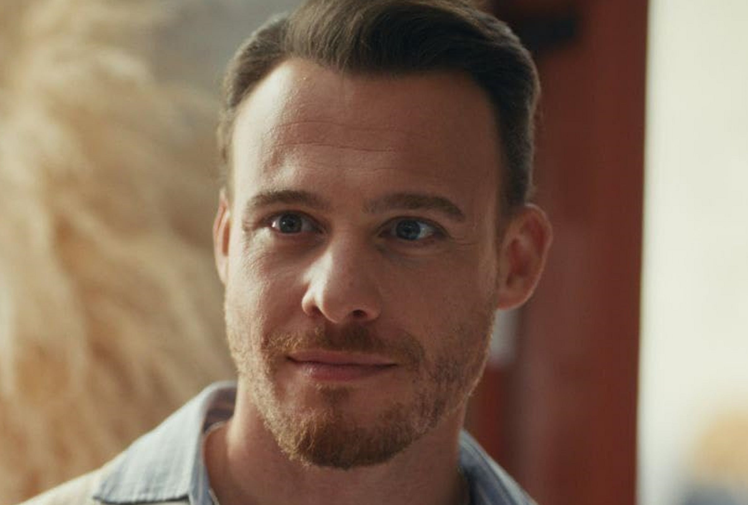 Kaan (Kerem Bürsin) se vuelve loco al final de la serie turca "Platónico: Hotel Luna Azul" y es internado en un centro psiquiátrico (Foto: Netflix)