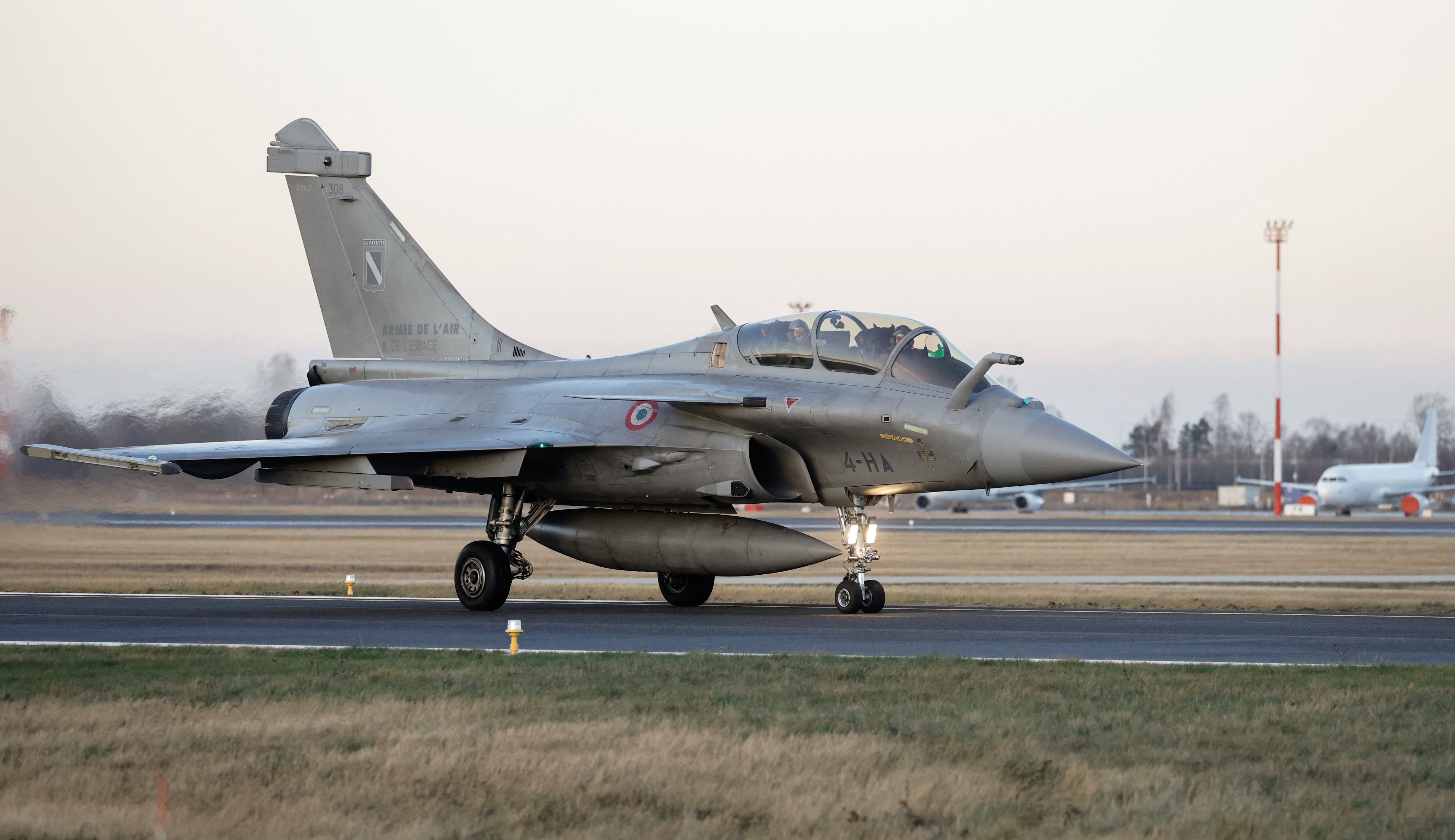 Un avión de combate Rafale B F4 de la fuerza aérea francesa está listo para despegar como parte de la misión de vigilancia aérea reforzada (eAP) de la OTAN en los países bálticos. (Foto de Petras Malukas / AFP)