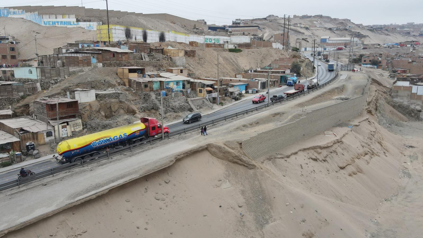 Aquí se puede observar cómo hay una parte de la plataforma que se encuentra prácticamente en el aire y con riesgo de desplomarse en cualquier momento. (Foto: Jorge Cerdán)