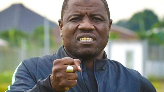 Graban al segundo entrenador de Nigeria recibiendo un soborno