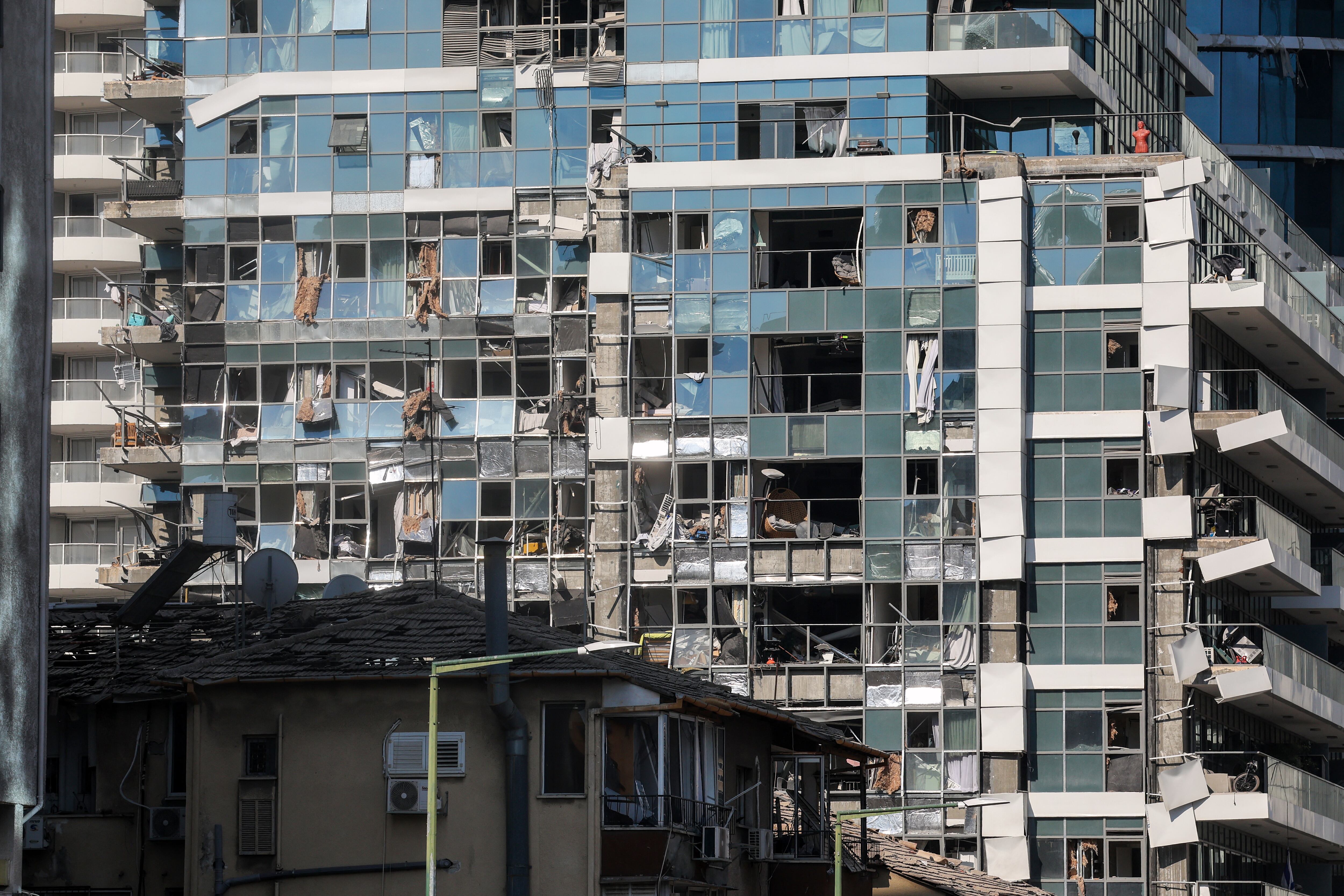 Un edificio dañado por un ataque con misiles de Irán en Ramat Gan, en el centro de Israel, el 19 de junio de 2025. (Foto de Ahmad GHARABLI / AFP).