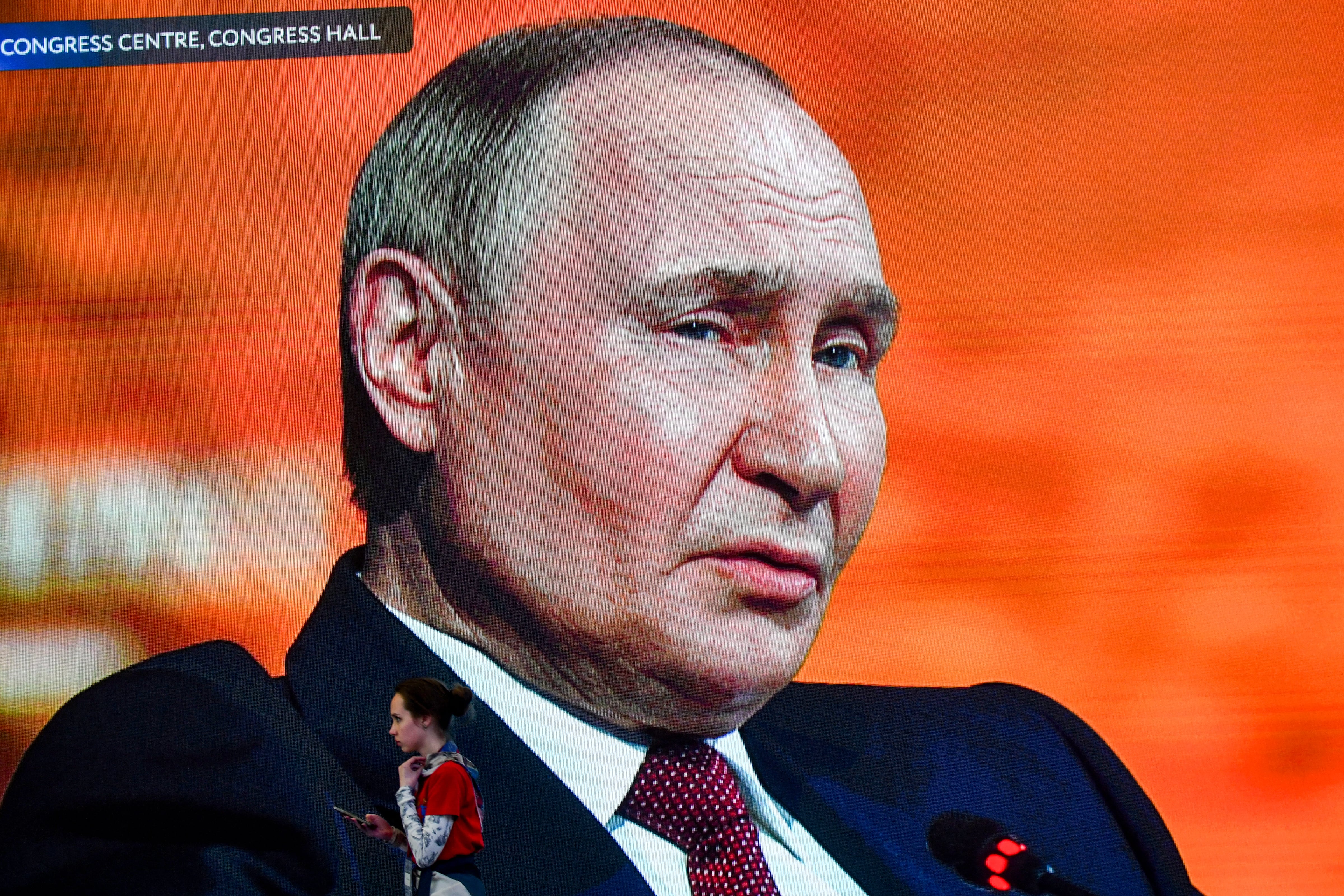 El presidente ruso, Vladimir Putin, aparece en las enormes pantallas de televisión del Centro de Convenciones y Exposiciones ExpoForum. (Foto: Olga MALTSEVA / AFP)