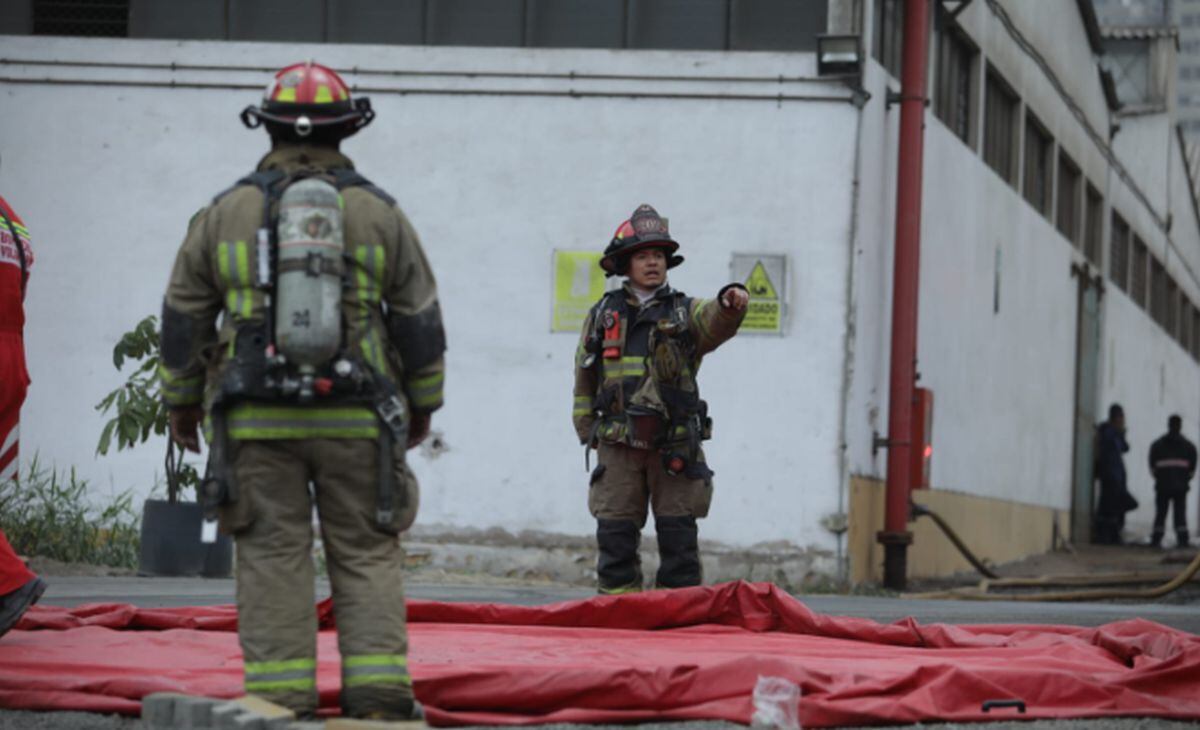 Después de más de tres horas de intensa labor, los bomberos lograron controlar el incendio de código 3 que se registró en diversos almacenes en El Agustino (Foto: Britanie Arroyo / @photo.gec)