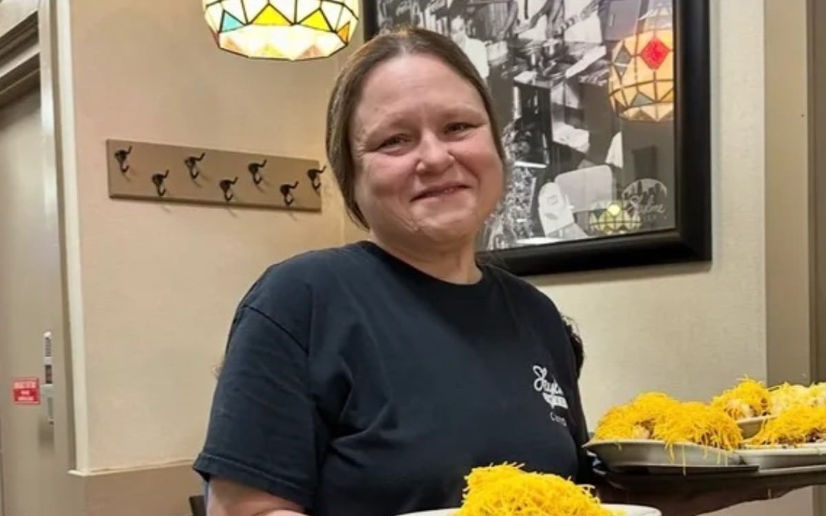 Tammy Hammonds, una mesera con tres décadas de trabajo en un restaurante de Ohio, fue sorprendida por un grupo de clientes con una generosa donación. (Foto: GoFundMe)