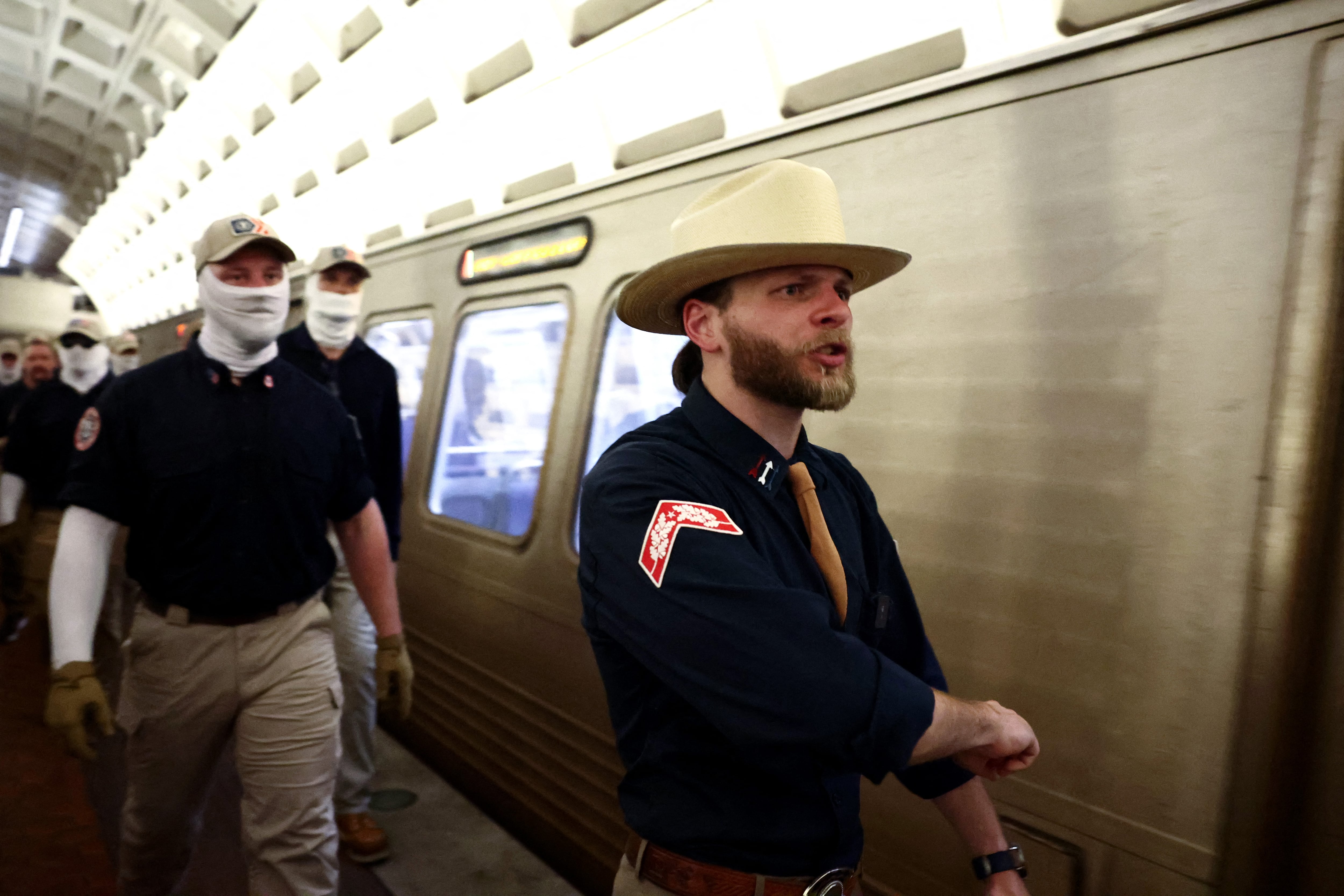 Thomas Rousseau (derecha), fundador del grupo supremacista blanco Patriot Front, sube al metro de Washington el 4 de julio de 2026. (Finn Gomez/Getty Images/AFP).