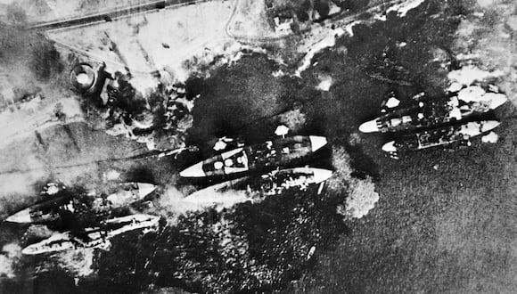 Vista aérea que muestra la Flota del Pacífico de EE.UU. consumida por las llamas en su base de Pearl Harbor en Hawái después de que 360 aviones de combate japoneses realizaran un ataque sorpresa masivo, el 7 de diciembre de 1941. (Foto de AFP)