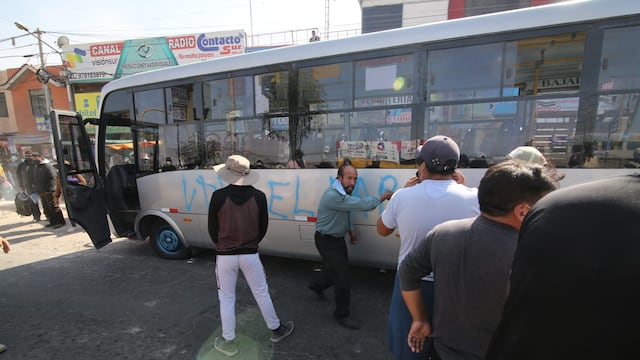 Arequipa: transportistas en huelga realizan actos vandálicos contra vehículos y obligan a comerciantes a cerrar negocios
