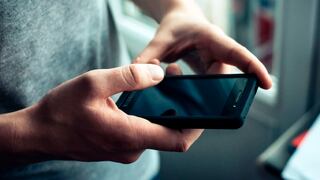 Un ladrón revisa hasta ocho aplicaciones de un celular robado: claves para evitar desde estafas a extorsión