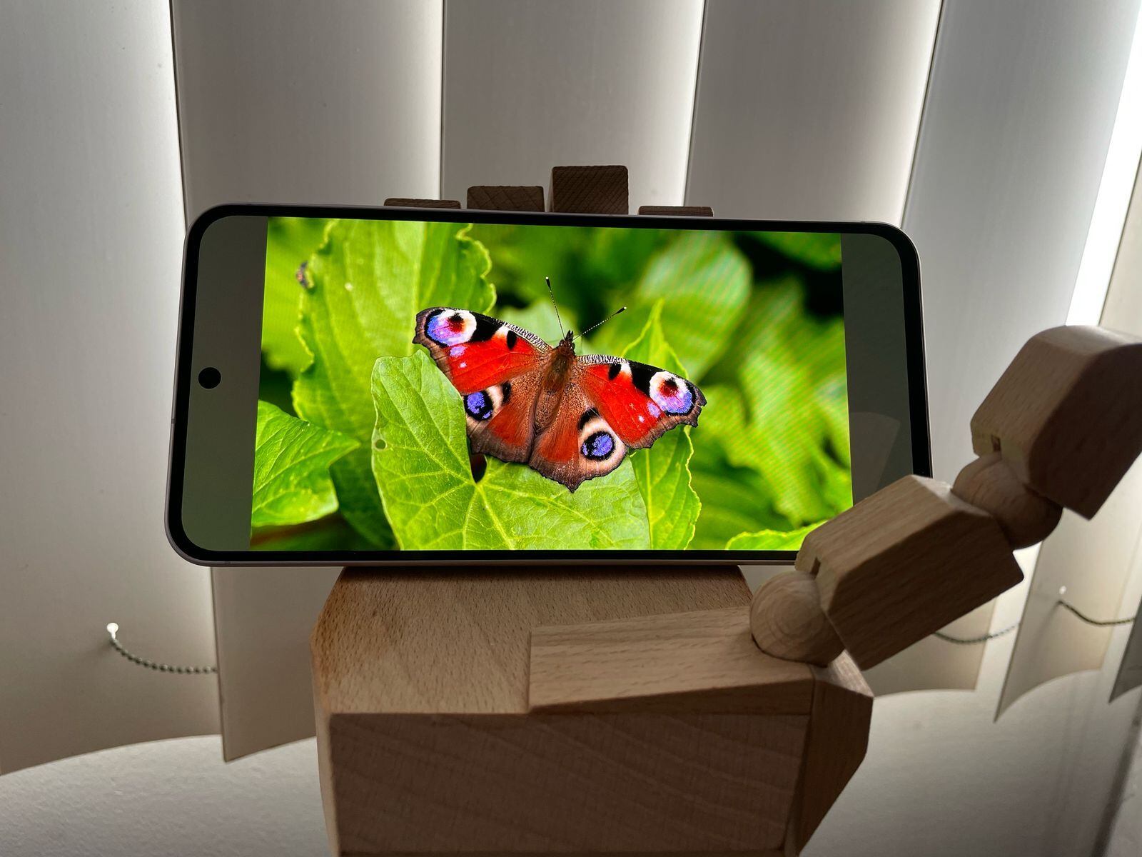 El Galaxy A56 cuenta con una pantalla Super AMOLED de 6,7 pulgadas que es perfecta para ver películas y videos.