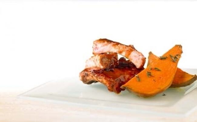 Costillas de cerdo en barbecue de tamarindo con camotes asados