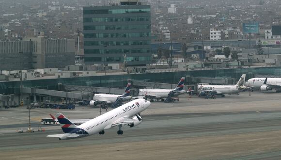 MTC trae luces de emergencia portátiles desde terminales aéreos de Arequipa y Talara para atender cualquier incidente en Aeropuerto Jorge Chávez. (Foto: Andina/Daniel Bracamonte)