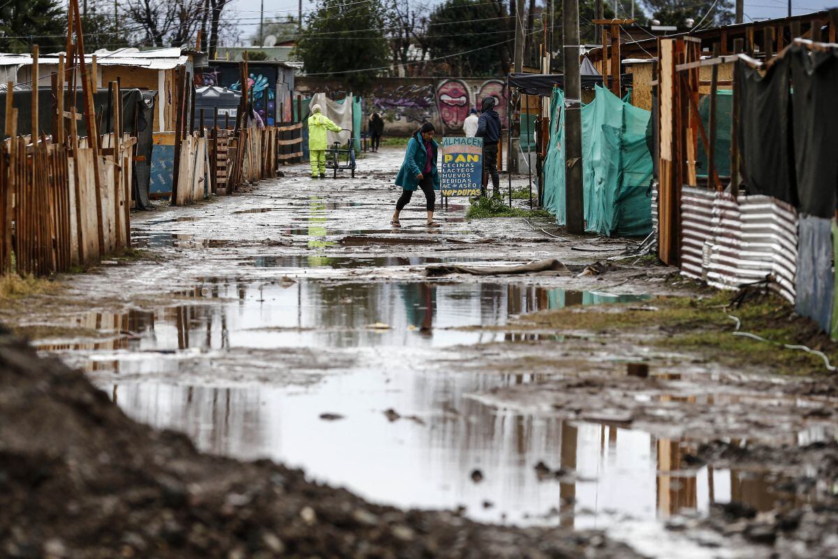 Imagen de una calle inundada en un sector pobre de Santiago tomada el 29 de junio de 2020 después de que cayeran fuertes lluvias en el centro y sur de Chile (Foto: Javier Torres / AFP)