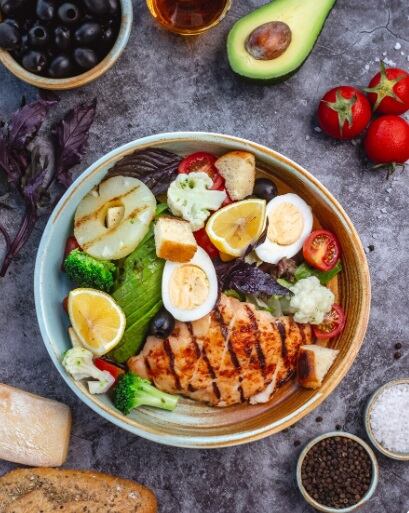 Aunque estés muy ocupado, saltarse el almuerzo no es buena idea. (Foto referencial: Freepik)