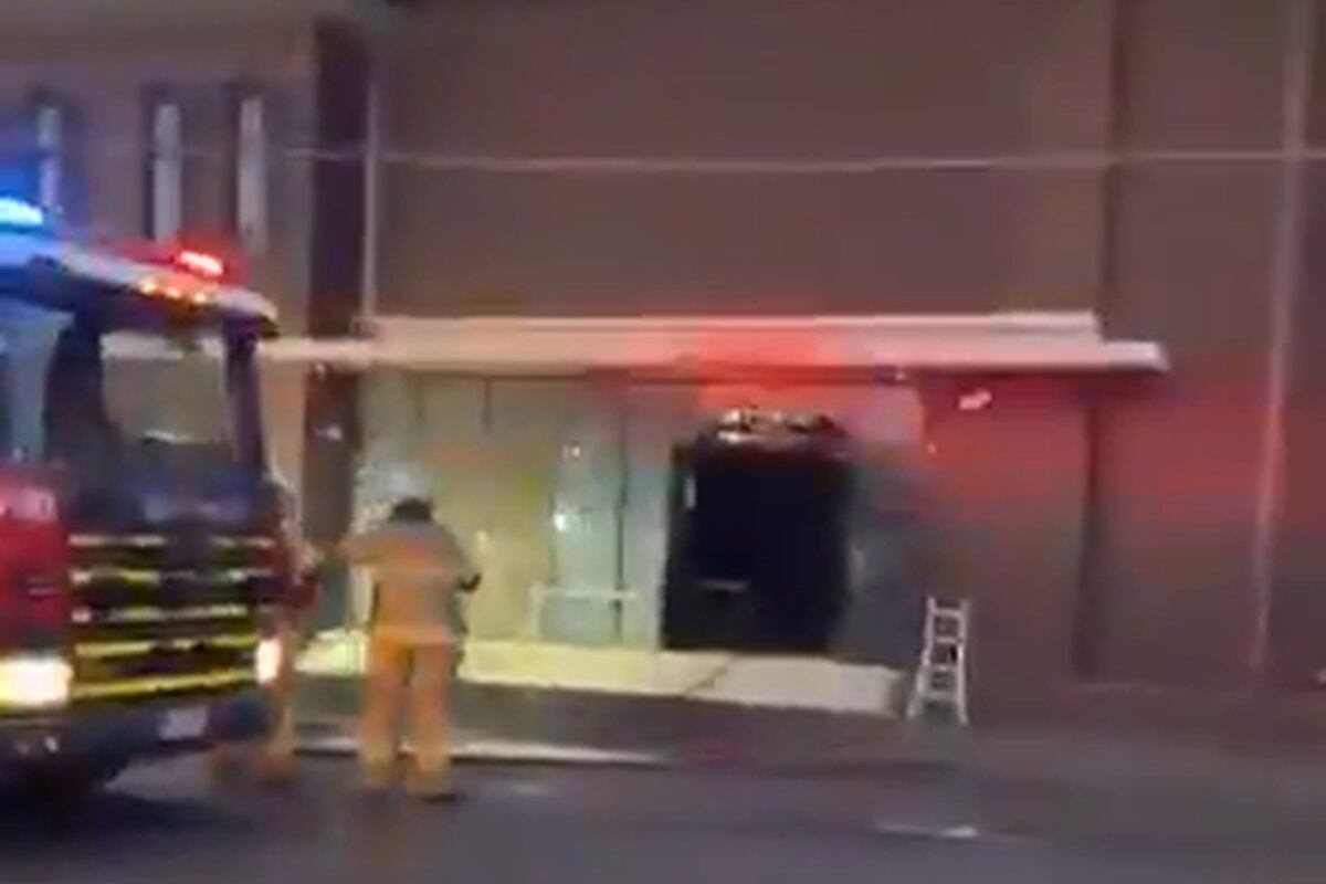 Bomberos se hacen presentes en la sinagoga Adass Israel, en el suburbio de Ripponlea al sudeste de Melbourne, Australia, tras un incendio registrado el 5 de diciembre de 2024. (Captura de X @TheNewsTrending)