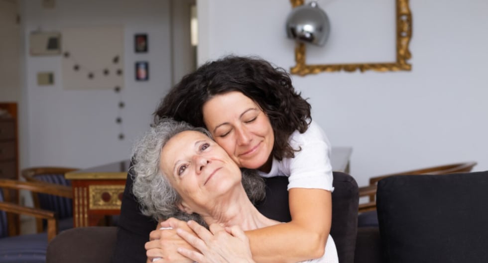 La psicología dice que las personas que dependen mucho de sus padres en la etapa adulta no solo buscan sentirse bien, sino que persiguen una necesidad de aprobación