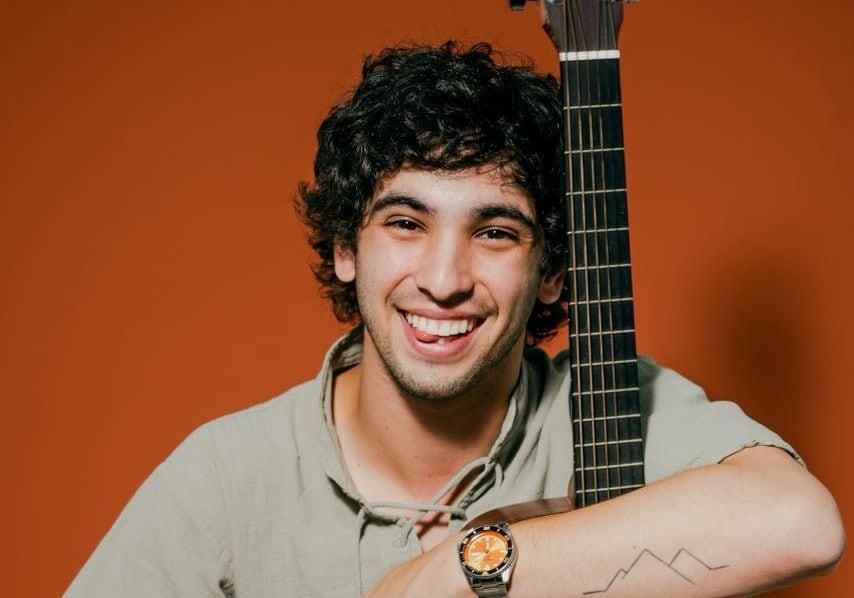 Alejado de fórmulas previsibles, el cantante apuesta por una narrativa introspectiva. (Foto: Difusión)