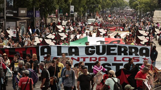 Miles marchan en Ciudad de México para exigir el cese de ataques contra las comunidades zapatistas