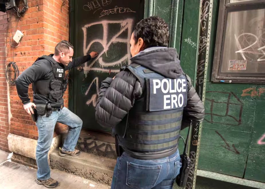 Agentes de ICE pueden realizar arrestos en escuelas, hospitales y lugares de culto (Foto: EFE)