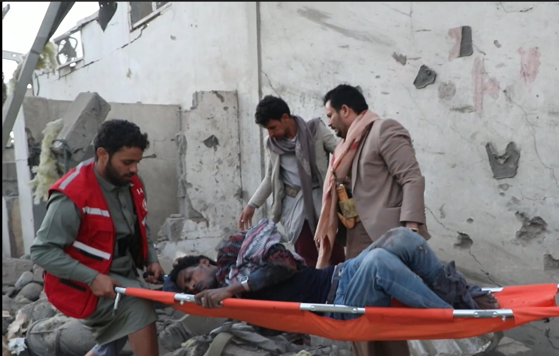 Paramédicos transportan a un migrante africano herido en un centro de detención afectado por ataques aéreos estadounidenses en la provincia norteña de Saada, Yemen, el 28 de abril de 2025. (EFE).