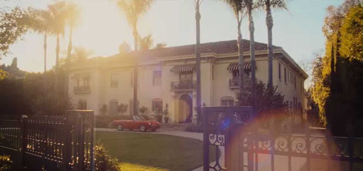 En "Monstruos 2", esta es la lujosa mansión donde los hermanos Lyle y Erik matan a sus padres (Foto: Netflix)