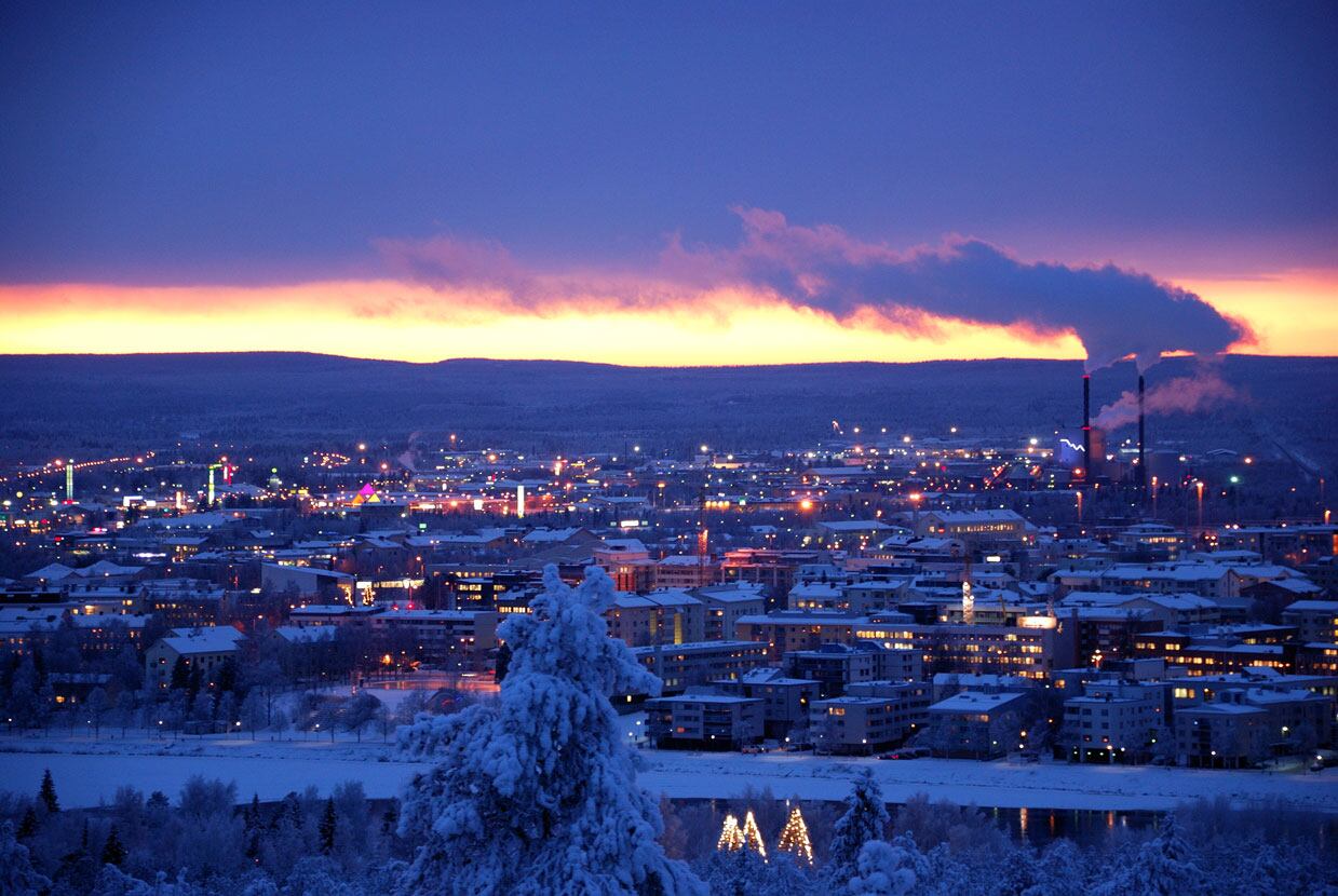 Rovaniemi es la capital de Laponia en el norte de Finlandia. A pesar de que casi fue destruida por completo durante la Segunda Guerra Mundial, hoy es una ciudad moderna conocida como el hogar "oficial" de Papá Noel.