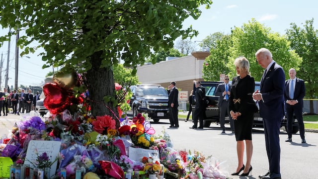 Flores blancas y señal de la cruz: los Biden visitan lugar de matanza racista de Buffalo