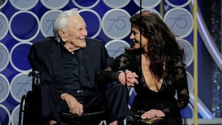 Catherine Zeta-Jones sorprende así a su suegro Kirk Douglas por sus 102 años