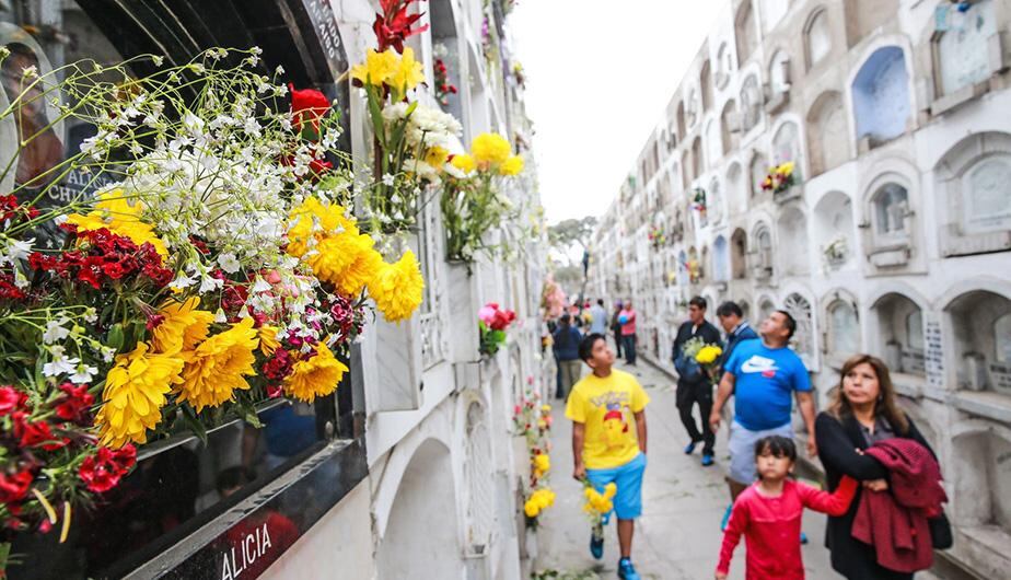 Día de Todos los Santos: una multitud de gente acude a los cementerios con flores, globos y mucha fe (Foto: Andina)