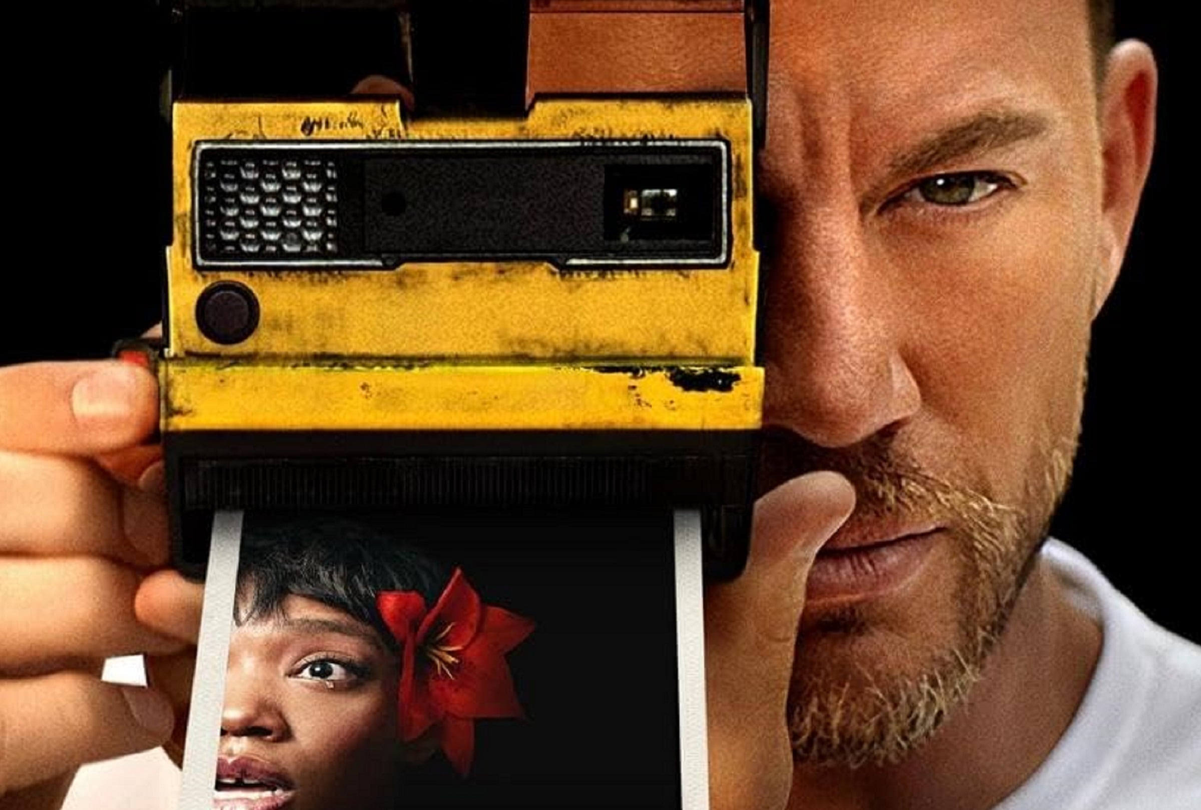 Frida obliga a olvidar a Slater King (Channing Tatum) y maneja sus empresas al final de la película "Parpadea dos veces" (Foto: Metro-Goldwyn-Mayer)