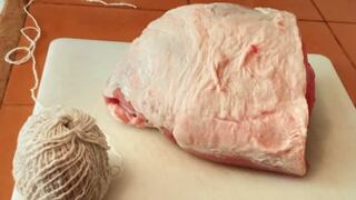 Cómo atar con hilo el lomo de cerdo antes de cocinarlo