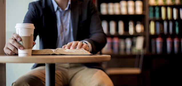 Escribió su número de teléfono en el vaso de un cliente: no creerás lo que pasó después