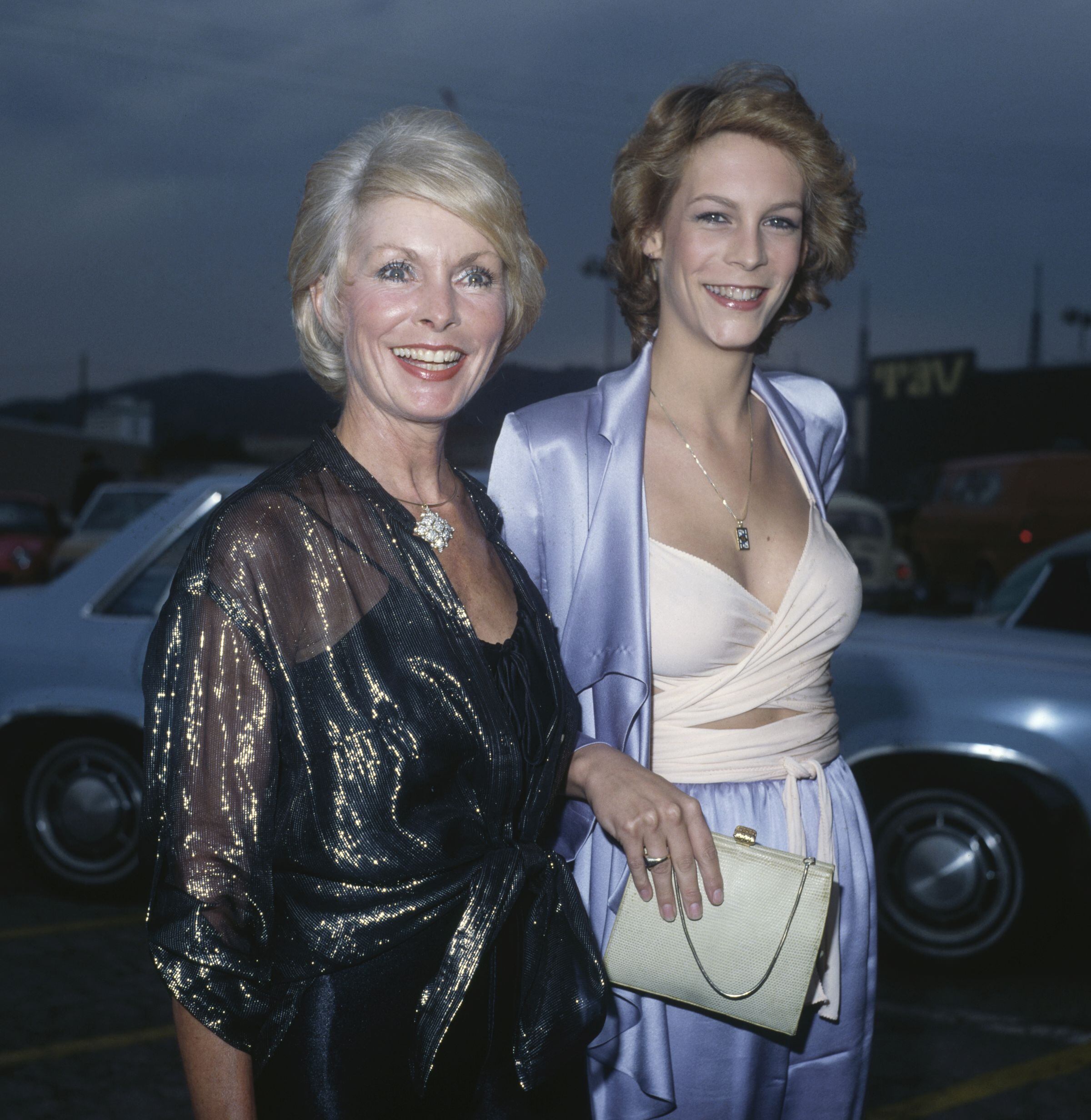 Jamie Lee Curtis junto a su madre Janet Leigh en los premios Photoplay en el TAV Celebrity Theatre en Hollywood, California, el 29 de septiembre de 1979. (Foto: Michael Ochs Archives / Getty Images)