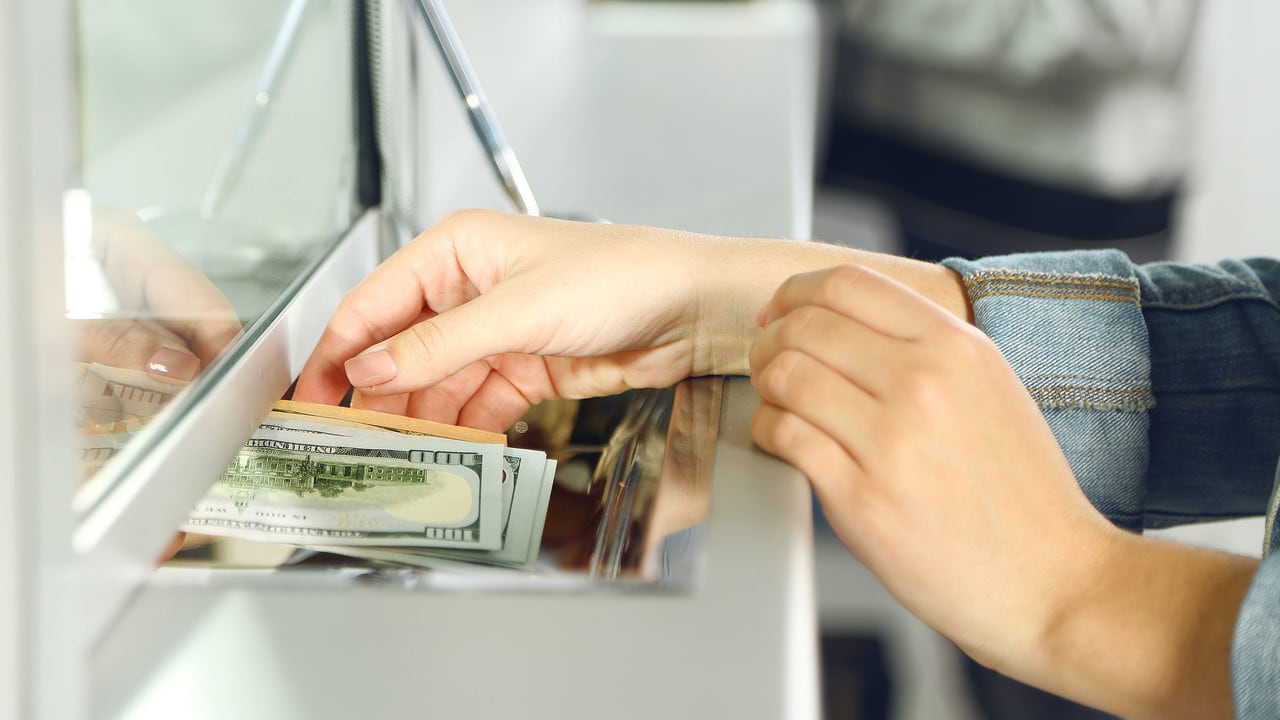 En la propuesta, los proveedores de servicios de remesas estarían obligados a retener un impuesto del 5% sobre las transferencias enviadas al extranjero (Foto: Freepik)