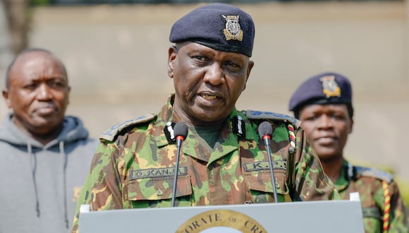 La policía de Kenia dijo el 15 de julio de 2024 que había arrestado a un presunto asesino en serie que había confesado haber asesinado a 42 mujeres, incluida su esposa, antes de arrojar sus cuerpos desmembrados en un vertedero de basura de Nairobi. (Foto de SIMON MAINA / AFP)