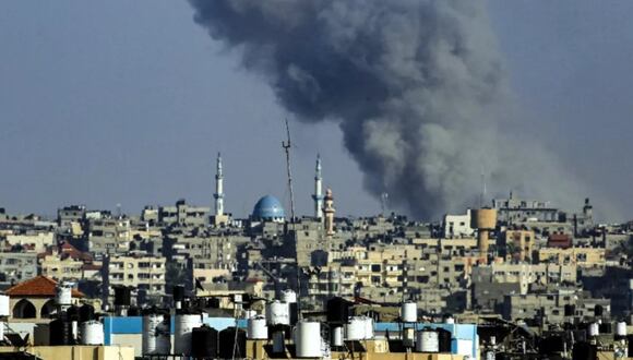 El humo se eleva tras el bombardeo israelí en Rafah, en el sur de la Franja de Gaza. (Foto: AFP)